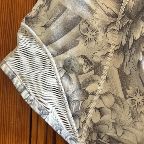 Lululemon hotty hot shorts 4 inch - Picture 3 of 4